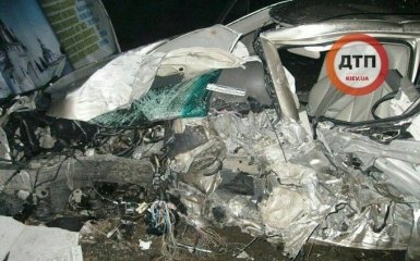 Страшнейшее ДТП под Киевом: авто превратилось в груду металла, появились фото