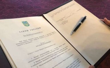 Парубий публично подписал закон о Высшем антикоррупционном суде