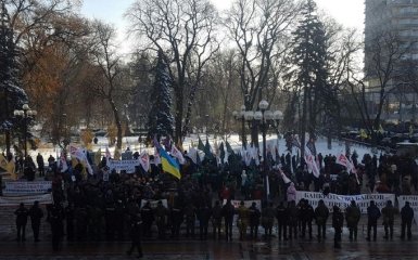 В центре Киева митингуют тысячи людей, а в сети смеются над участниками акций: появились новые фото
