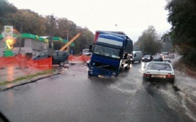 Во Львове на "новой" улице грузовик провалился под асфальт: появились фото и видео