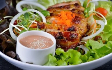 Смачні та легкі салати з куркою — рецепти на свято та на кожен день