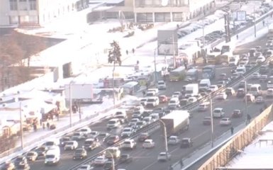 Аварія в Києві стала причиною величезного затору: з'явилося яскраве відео