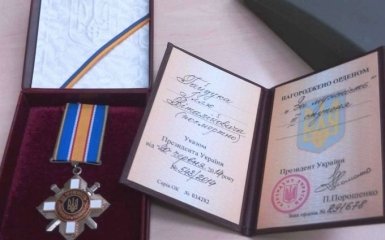 Сестра погибшего в Ил-76 десантника вернула Порошенко орден брата