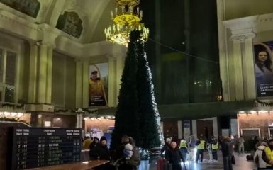 Светится от крутения педалей: На киевском вокзале установили новогоднюю елку