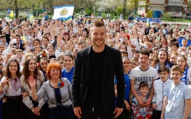 Футболиста "Динамо" встретили в Киеве как президента страны: опубликовано фото и видео