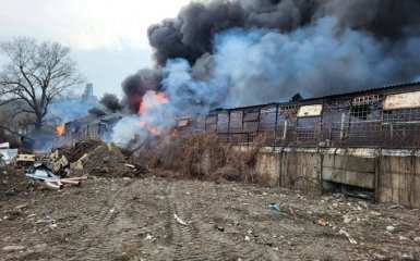 В Киеве пытаются потушить масштабный пожар в Подольском районе