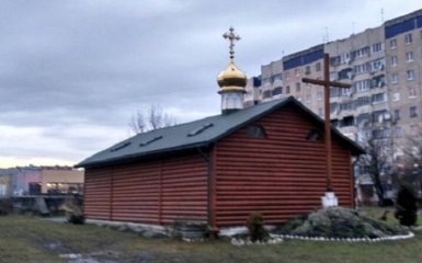 Храм УПЦ МП у Львові обклеїли плакатами зі Сталіним - фото