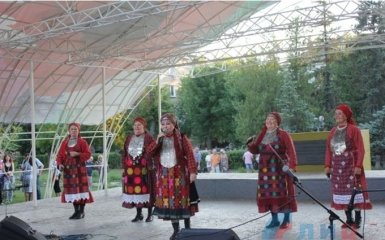 На оккупированный Донбасс приехали петь бабушки из России: опубликовано видео