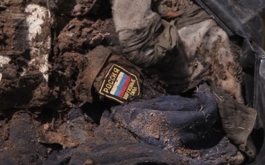 На Донбассе нашли тела с шевронами войск России: появились фото