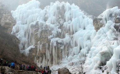 В Китае полностью замерз водопад (4 фото)