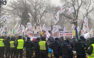 В центре Киева случились первые столкновения ФЛП-протестующих и полиции