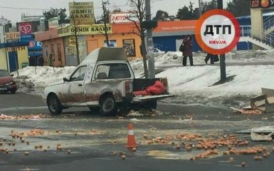 У Києві в ДТП розбилося безліч яєць: з'явилися фото