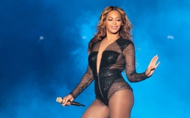 С американской певицей произошел инцидент на сцене: опубликовано видео