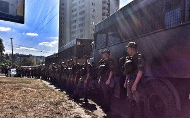 Біля будівлі Оболонського суду в Києві сталася бійка: опубліковано відео