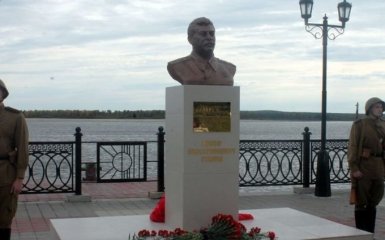 Відкритий в Росії пам'ятник Сталіну одразу ж "поліпшили": соцмережі зловтішаються