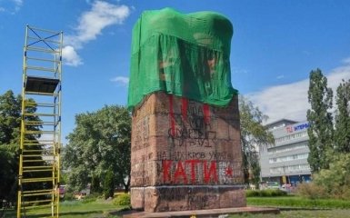 У Києві зробили другу спробу знести радянський пам'ятник: опубліковані фото