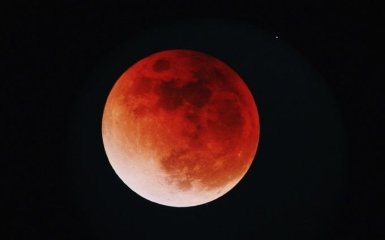 Почалося унікальне місячне затемнення  — дивіться онлайн-трансляцію