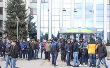 Копатели янтаря снова блокируют ОГА в Ровно