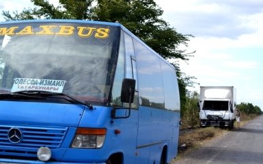 Под Одессой из-за пожара столкнулись пять машин и автобус: появились фото