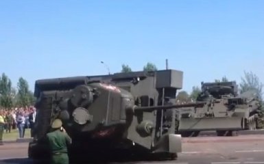 У Росії після військового параду перекинувся танк - з'явилося відео