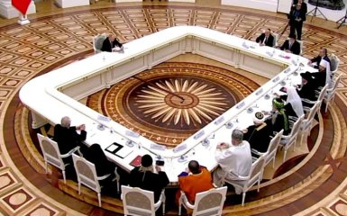 Путін та його новий стіл