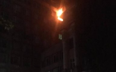В одном из вузов Киева произошел мощный пожар: появилось видео