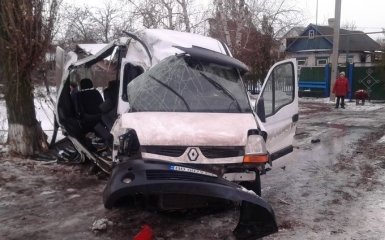 На Донбассе маршрутка впечаталась в дерево, много пострадавших: опубликованы фото