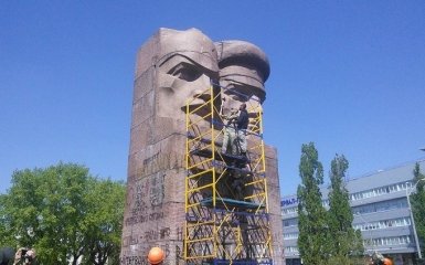 В Киеве бойцы "Азова" сносят памятник чекистам: опубликованы фото