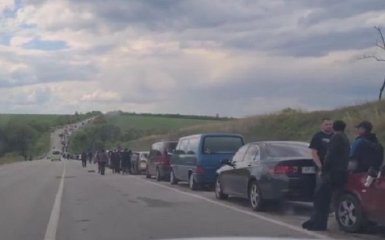 РФ заблокувала тисячі українців на блокпосту на Запоріжжі — 5 людей померли в черзі