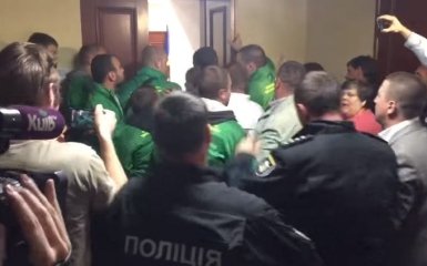 В Киевраде произошла потасовка между активистами и полицией охраны: появилось видео