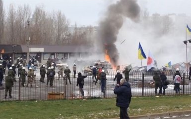 Барикади і палаючі шини: з'явилися відео сутичок через МАФи в Києві