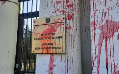 Посольство Росії у Варшаві облили червоною фарбою — фото