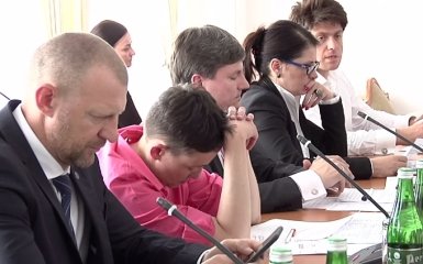У мережу потрапило відео з Савченко, куняючою на комітеті Ради