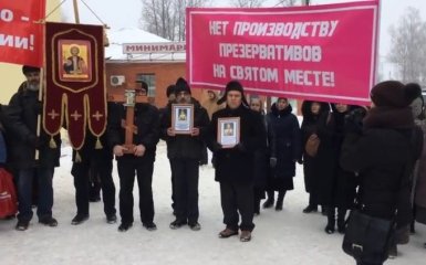 У Росії влаштували протест проти презервативів: співали і принесли ікони: з'явилися шалені відео
