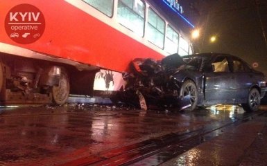 У Києві сталася масштабна ДТП з трамваєм: з'явилися фото і відео