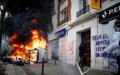 Сожженные авто и сотни арестованных: в Париже вспыхнули беспорядки