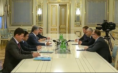 Порошенко встретился с адвокатами Савченко: опубликовано видео