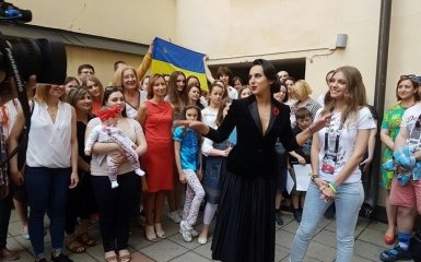 Джамала поделилась яркими фото встречи с украинцами в Швеции