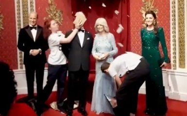 Экоактивисты в Лондоне швырнули кусок торта в восковую фигуру короля Чарльза III