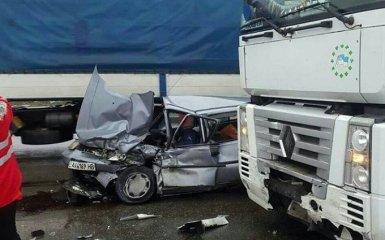 В Киеве фура раздавила легковушку: появились фото смертельной аварии