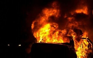 У Києві авто спалахнуло прямо на ходу: з'явилися яскраві фото