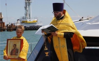 В соцсетях смеются над освящением путинского моста в Крым: опубликовано видео