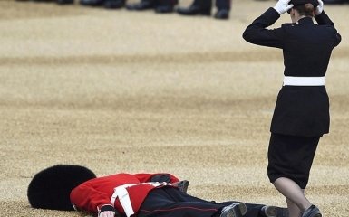 Соцсети взорвало видео с гвардейцем, упавшим на юбилее Елизаветы II