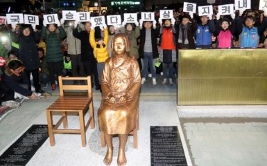 Между Японией и Южной Кореей разгорается мощный скандал из-за памятника: появились фото