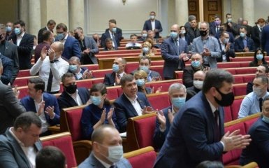 Законопроєкт про розширення повноважень президента направили в КСУ