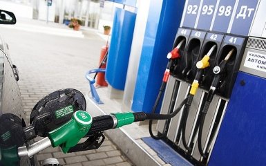 Киевские АЗС начали уменьшать цену на бензин - Минэнерго