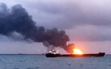 У Чорному морі загорілося та затонуло російське судно - опубліковано відео