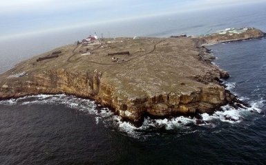 Россия сбросила 4 авиабомбы на Змеиный