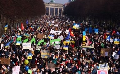 Німецькі політики розкритикували мітинг у Берліні на підтримку переговорів між Україною та РФ