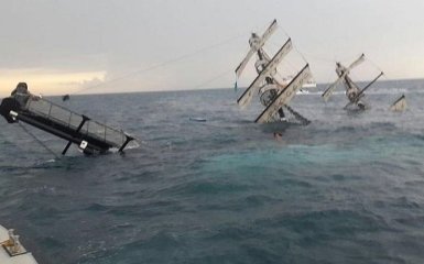 В турецкой Анталии перевернулся корабль с туристами: появилось видео